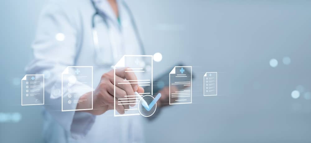 AMedicalWorkerWorkWithVirtualQualityCertificateAndChecklist